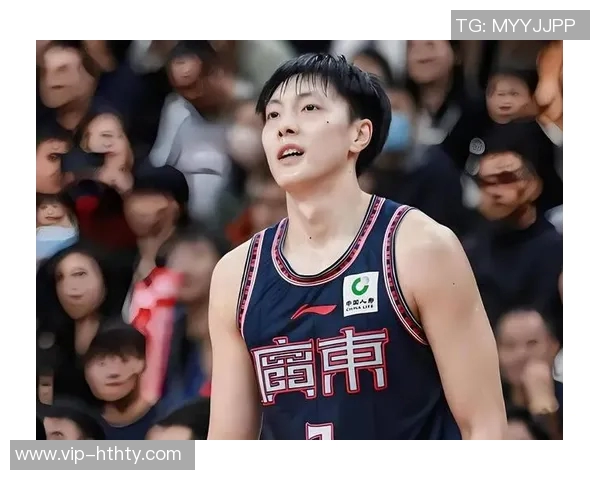 媒体人分享广东全运男篮探班照片赵睿身穿北京T恤与胡明轩崔永熙同框合影